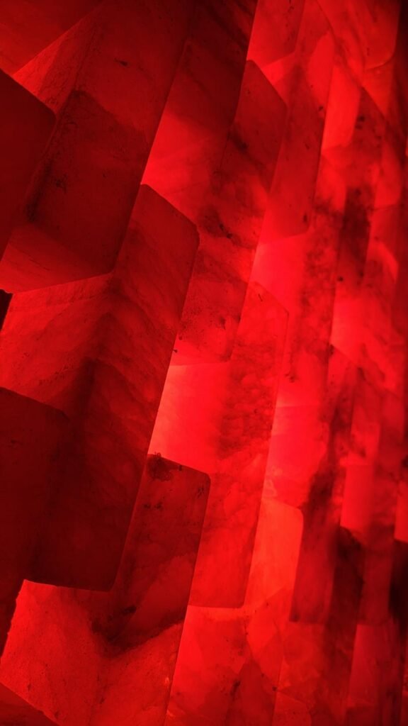 적외선 사우나에서 나오는 붉은 빛을 내는 돌들